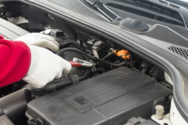 Механик, выполняющий ремонт двигателя автомобиля — стоковое фото