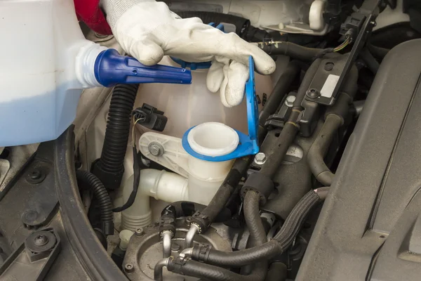 Механик, выполняющий ремонт двигателя автомобиля — стоковое фото