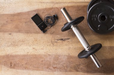 Ağırlık ve halter ahşap arka plan üzerinde fitness için ayarla