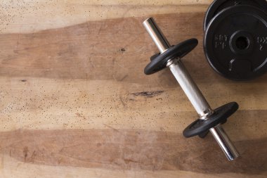 Ağırlık ve halter ahşap arka plan üzerinde fitness için ayarla