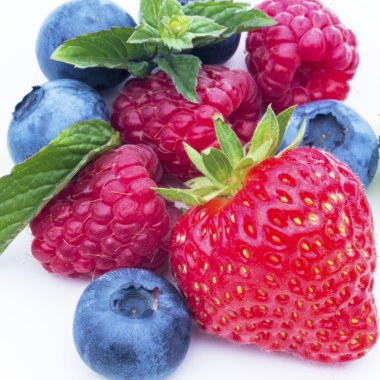 çilek beyaz bir arka plan üzerinde yakın çekim