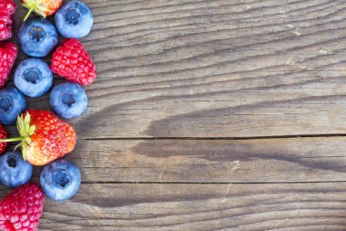 çilek ahşap arka plan üzerinde yakın çekim