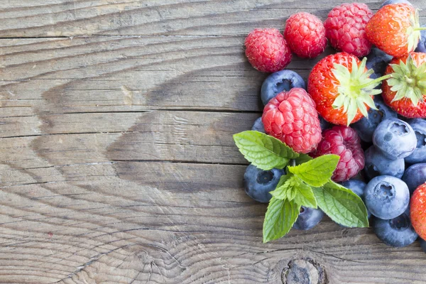 çilek ahşap arka plan üzerinde yakın çekim