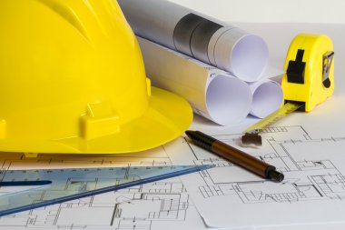 Proje kağıtlarının olduğu bir ofis masası.