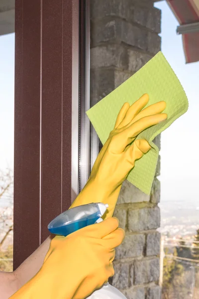 Kobieta, która myje okna domu — Zdjęcie stockowe