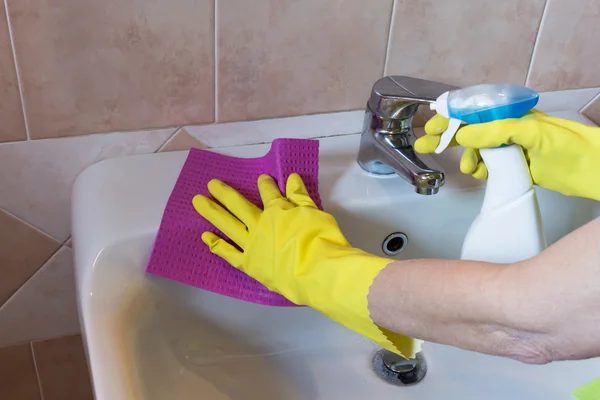 Mujer que trabaja como limpiadora en el baño — Foto de Stock