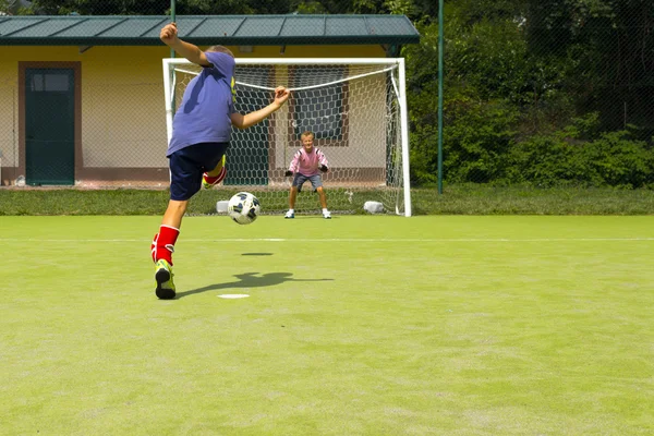 Παιδιά giocano che ένα calcio (Ποδοσφαιρικό αγώνα ποδοσφαίρου για παιδιά) — Φωτογραφία Αρχείου