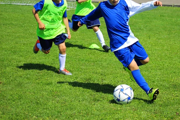 Футбольный матч для детей — стоковое фото
