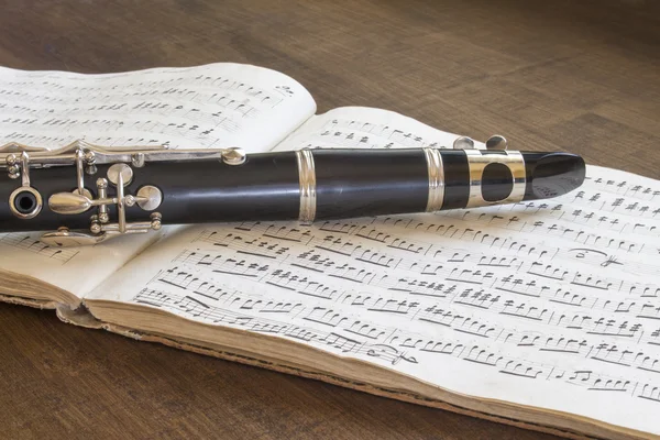 Clarinete e partitura musical — Fotografia de Stock