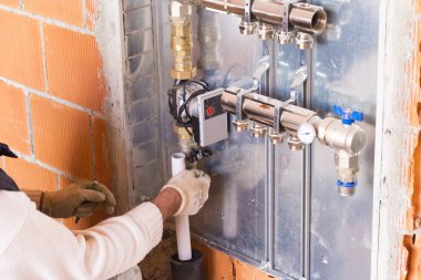 Tesisatçı presleme makinesi ile bileşen yükleme iş başında