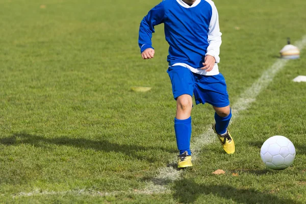 Labdarúgás labdarúgó mérkőzés gyerekeknek — Stock Fotó