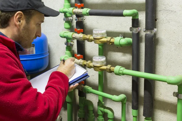 Plumber at work making the consumption metering — Stock Photo, Image