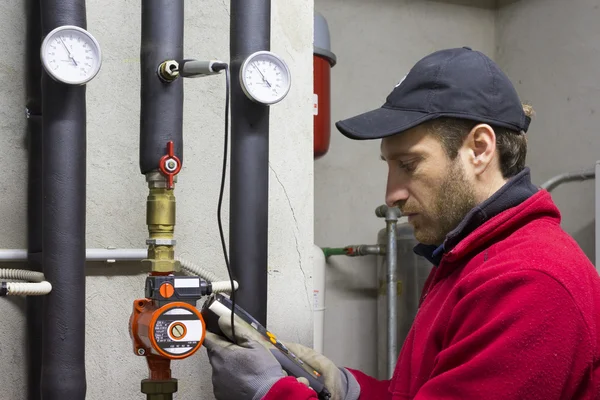 Hydraulic working measures the temperature in a thermal power — Stock Photo, Image