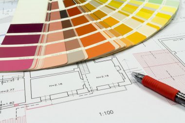 Proje kağıtları ve renkli grafik ile bir Ofis Masası