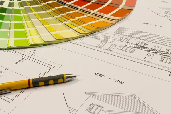 Ett skrivbord med projektet papper och färg diagrammet — Stockfoto