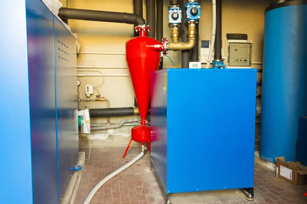Pompa di calore geotermica per il riscaldamento nel locale caldaia — Foto Stock