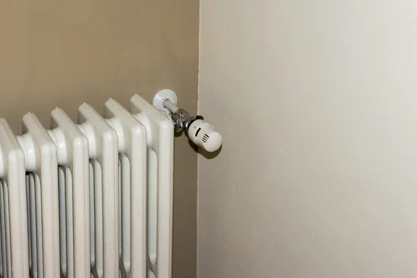 Термостатический клапан, установленный на радиаторе — стоковое фото