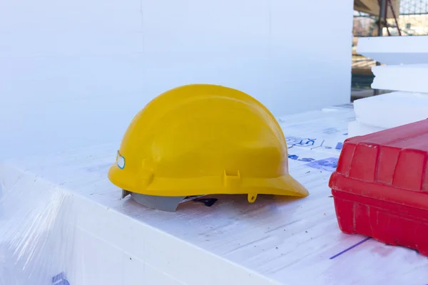 Защитный шлем для строителей на месте — стоковое фото