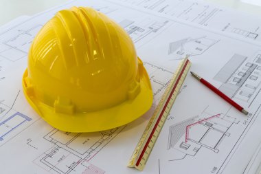 Proje kağıtları ve koruyucu kask ile bir Ofis Masası