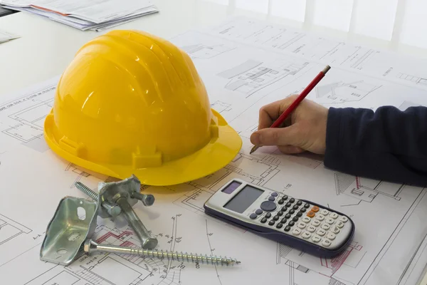 Een bureau met het project papers en beschermende helm — Stockfoto