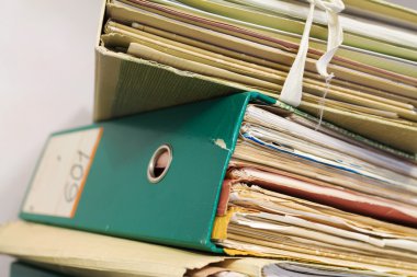Ofiste arşiv belgeleri klasörlerle yığını