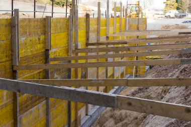 Metalik marangozluk için betonarme duvar montajı