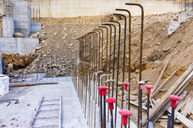 Metalik marangozluk için betonarme duvar montajı