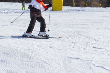 Çocuk acemi kayak pisti kar üzerinde