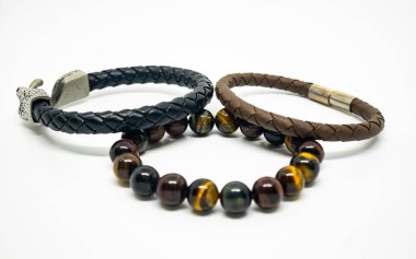 Bileklik beyaz arka plana takılmış. Tılsım bileğe takılmış..