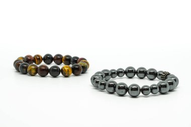 Bileklik beyaz arka plana takılmış. Tılsım bileğe takılmış..