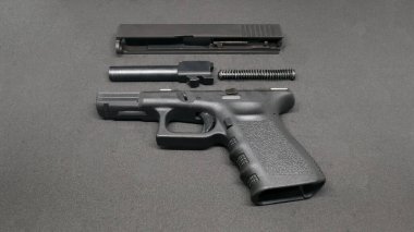 9mm Tabanca siyah arkaplan üzerine parçalara ayrılır.