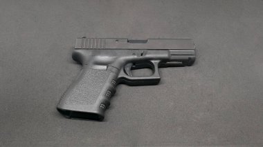 Siyah arkaplanda 9mm Tabanca