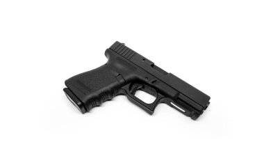 Beyaz zemin üzerinde 9mm tabanca