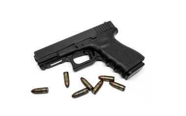 Beyaz arka planda 9mm tabanca ve mermiler