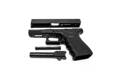 9mm Tabanca beyaz arkaplanda parçalara ayrılır.