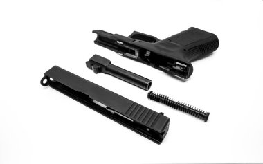 9mm Tabanca beyaz arkaplanda parçalara ayrılır.