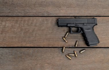 Yarı otomatik 9mm tabanca ve tahta zemin üzerinde Boşluğu Kopyala