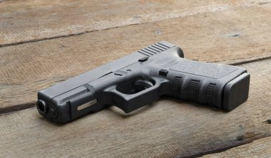 Boşluğu Kopyala ile ahşap zemin üzerinde 9mm tabanca