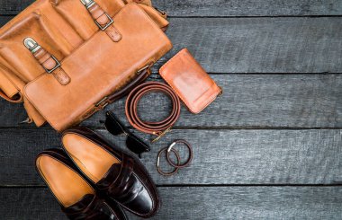 Erkek aksesuarları, ahşap zeminde deri moda seti, fotokopi alanı dahil.