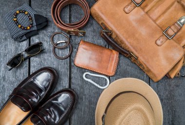 Erkek aksesuarları, ahşap zeminde deri moda seti