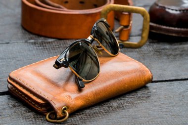 Erkek aksesuarları, ahşap zeminde deri moda seti
