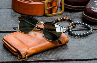 Erkek aksesuarları, deri moda seti, ahşap zeminde klasik koleksiyon.