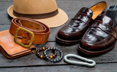 Erkek aksesuarları, ahşap zeminde deri moda seti