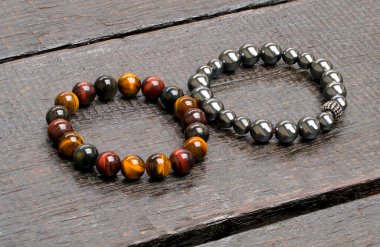 Tahta masada taştan bilezikler.