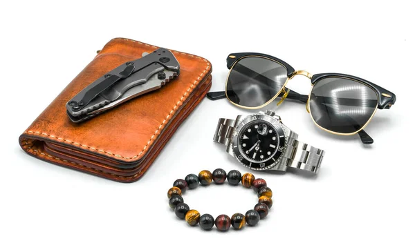 Heren Accessoires Lederen Portemonnee Roestvrij Horloge Zonneglas Armband Vouwmes Witte — Stockfoto