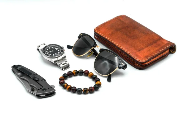 Akcesoria Dla Mężczyzn Skórzany Portfel Zegarek Okulary Przeciwsłoneczne Bransoletka Nóż — Zdjęcie stockowe