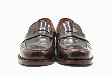 Burgundy marka mokasen, beyaz arka planda izole edilmiş.