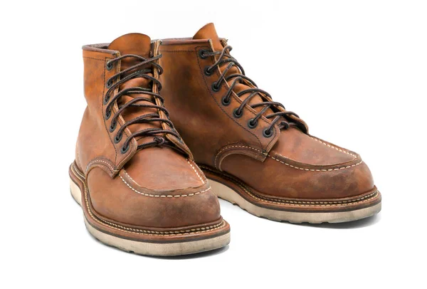 Bruine Leren Laarzen Witte Achtergrond Vintage Werkkleding Schoen — Stockfoto