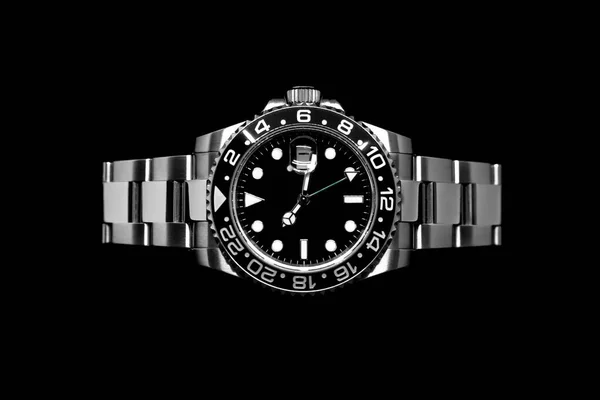在黑色背景上隔离的不锈钢手表 — 图库照片