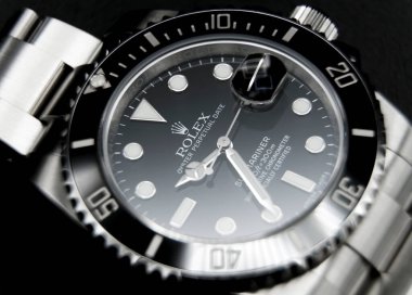 BANGKOK, THAILAND - 14 Temmuz 2019: Rolex Submariner saati dalış işlevlerinde kullanılan seramik bir bezelle donatılmıştır.